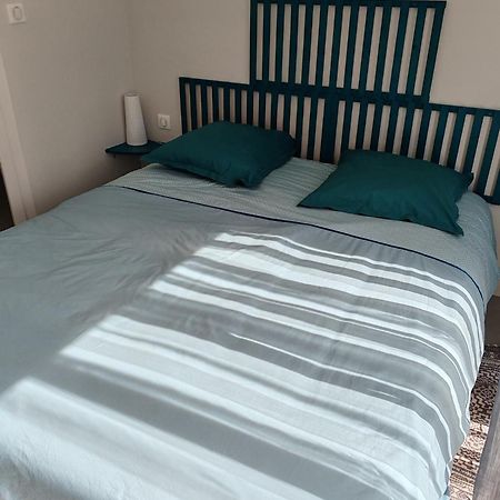 La Revetizon Panzió Saint-Pierre-d'Amilly Kültér fotó